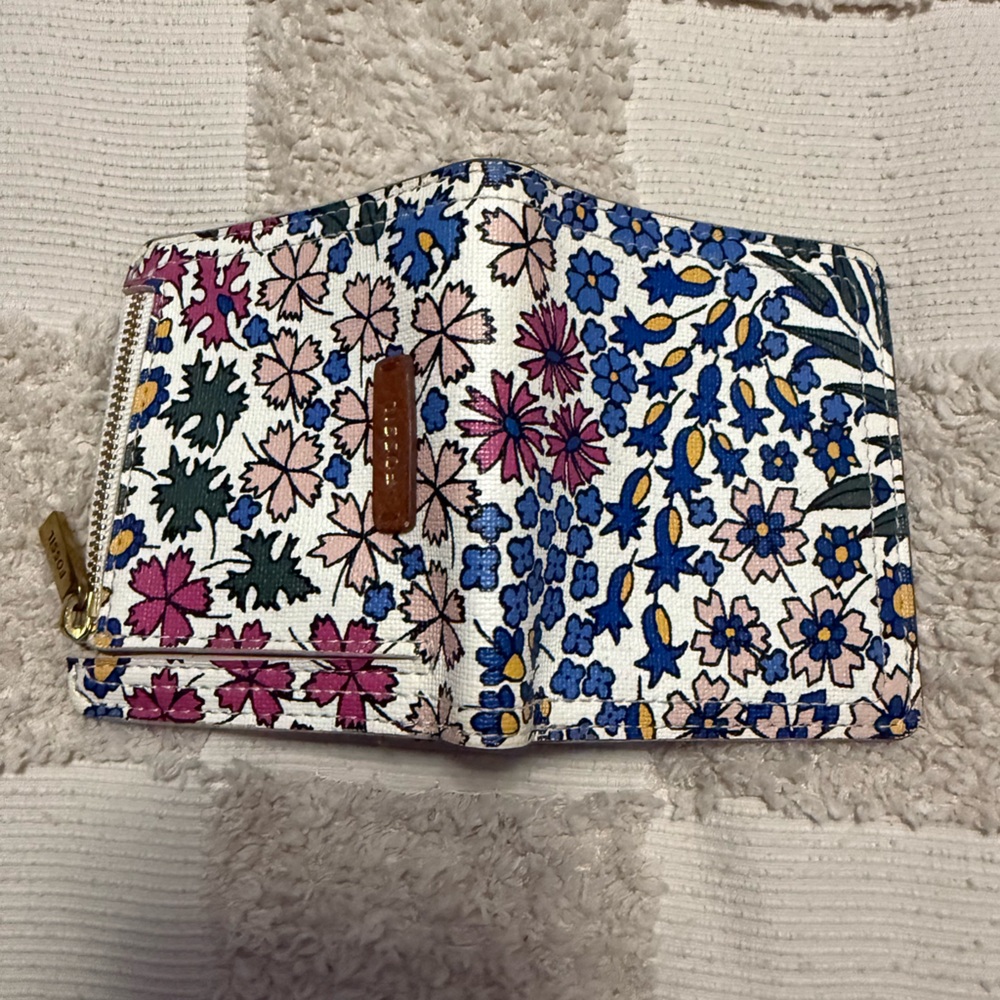Fossil Blue and Pink Wallets with Vibrant Design - Picture 4 of 4